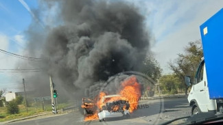 На дороге в Астрахани загорелся автомобиль 