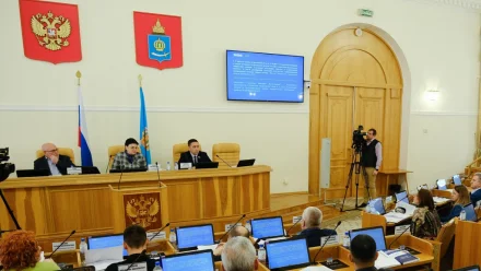 Дума Астраханской области рассмотрит законопроекты о дополнительных мерах поддержки детей-сирот и семей военнослужащих 