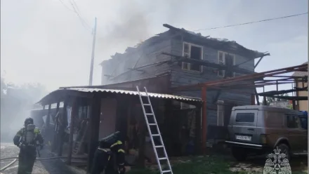 В Астрахани горел жилой двухэтажный дом