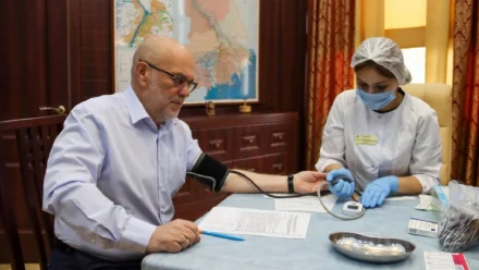 В Астрахани министр образования и науки сделал прививку от коронавируса