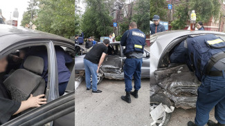 В Астрахани спасатели помогли ребёнку выбраться из искорёженной машины