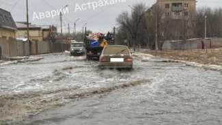На улице Безжонова в Астрахани устраняют аварию на сетях водопровода