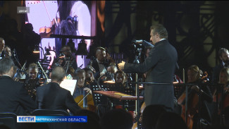 Игорь Бабушкин поздравил худрука Астраханского театра оперы и балета с присвоением звания "Заслуженный артист РФ"