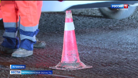 В Астрахани сразу на нескольких центральных улицах идет активная фаза дорожного сезона 