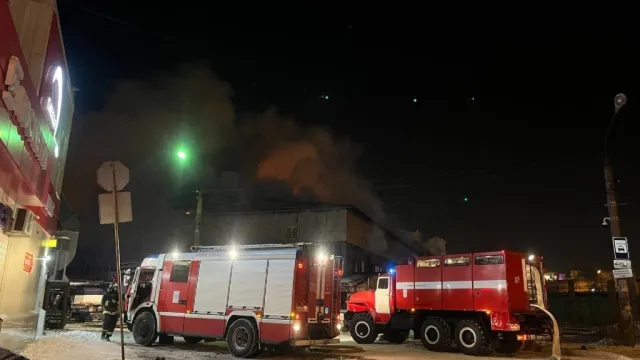 В Астрахани горят торговые павильоны на «Татар-базаре»