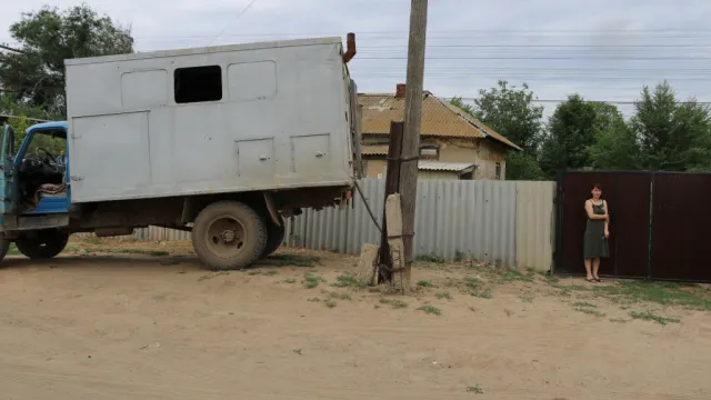 В городе Харабали починили водопровод после обращения вдовы участника СВО