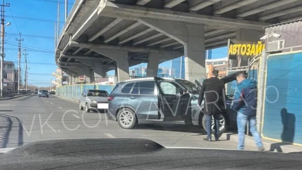 В Астрахани пострадал водитель после наезда на забор под Новым мостом