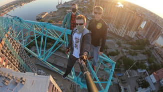 Трое молодых астраханцев залезли на строительный кран ради селфи