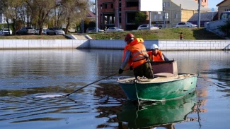 Из каналов Астрахани извлекли часть дивана и рюкзак с запчастями
