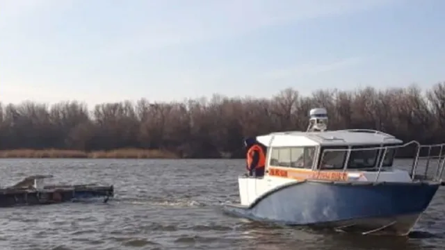 Под Астраханью спасли мужчину, уплывшего на понтоне