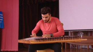 Астраханский студент исполняет русскую музыку на иностранном инструменте