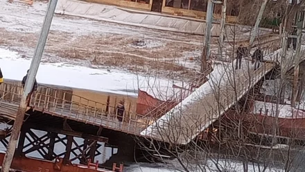 В Астрахани причиной обрушения пешеходного моста стали подвижки льда