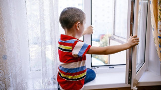 В Астрахани два мальчика находятся в тяжёлом состоянии после падения из окон