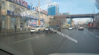 В Астрахани на Адмиралтейской пьяный водитель сбил пешеходов и столкнулся с машиной