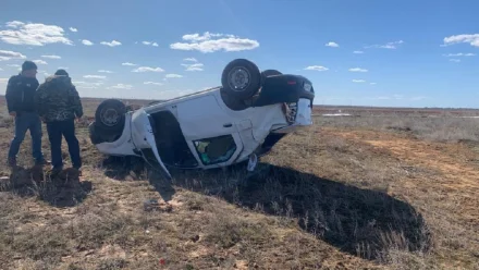 На трассе в Астраханской области произошло опрокидывание автомобиля