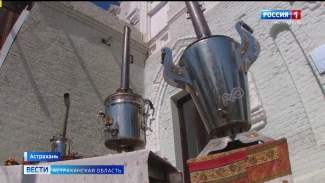 Русская община угощает астраханцев чаем из 100-литрового самовара