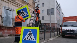В Астрахани заменяют старые дорожные знаки на новые