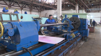 Как трудятся астраханские токари на судоремонтном заводе