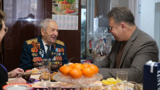 Глава Астрахани вручил юбилейную медаль ветерану