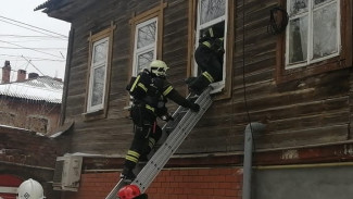 В Астрахани на улице Саратовская ликвидировали пожар в жилом доме