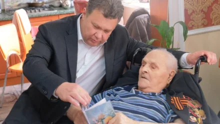 Глава Астрахани вручил медаль ветерану Великой Отечественной войны Ивану Борисенко