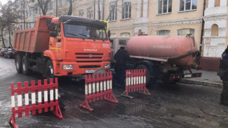 В Астрахани устраняют течь водопровода на улице Советская