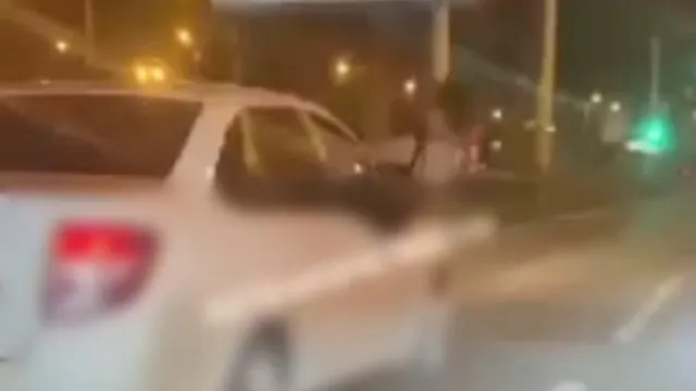 Полиция разыскивает астраханку, которая вылезла из окна авто во время движения
