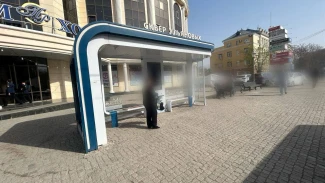 В Астрахани полицейские задержали разбившего остановку вандала