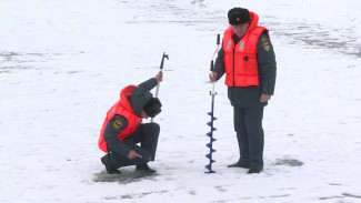 В Астрахани спасатели провели замеры толщины льда