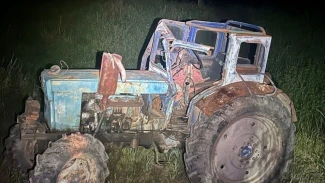 Под Астраханью погибли 2 человека при опрокидывании трактора