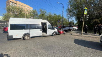 В Астрахани на оживленном перекрестке перевернулся автомобиль 