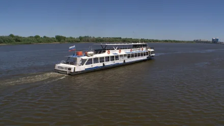 Для астраханских ветеранов организовали прогулку на речном трамвайчике