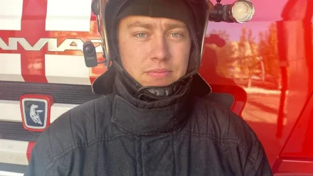 В Астрахани пожарный спас мужчину из горящего здания