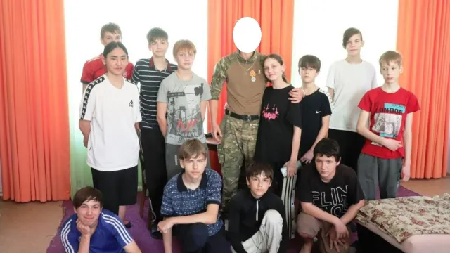 Астраханский участник СВО провёл урок мужества в соццентре