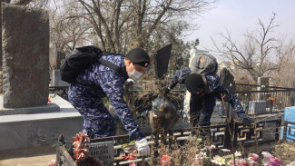 В Астрахани очистили от мусора воинские мемориалы и захоронения 