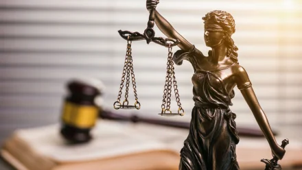 В Астрахани судья в отставке получил 3,5 года колонии за взятку