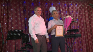 Игорь Мартынов вручил почётные грамоты жителям посёлка Верхнекалиновский 