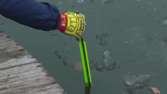 В Астрахани спасатели замеряют толщину льда на водоёмах