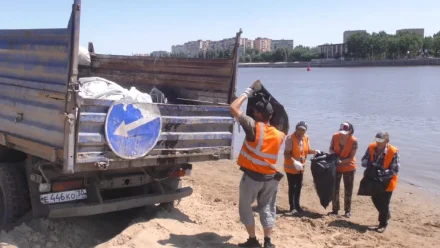 В Астрахани с пляжей на Городском острове вывезли 7 кубометров мусора