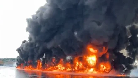 В Астраханской области горит мазутная яма в посёлке Ильинка