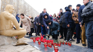 В Астрахани возложили цветы в честь годовщины вывода войск из Афганистана