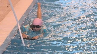 Лидеры патриотических организаций подарили детям бойцов СВО мастер-класс по плаванию