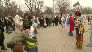 В Астрахани проходят новогодние концерты и гуляния