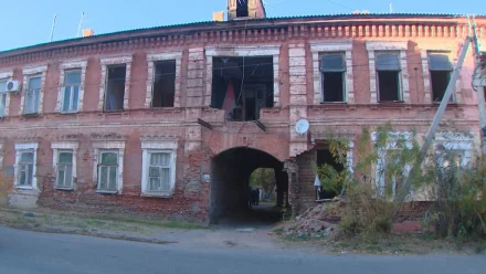 В Астрахани продолжают разрушаться аварийные дома: что делать жителям