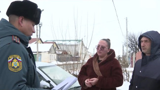 Сотрудники МЧС напоминают астраханцам о повышенной пожароопасности