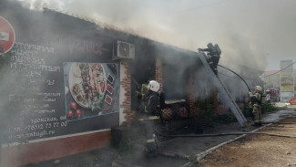 В Астрахани горит кафе на Моздокской