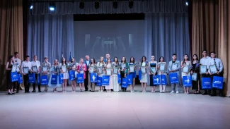 Спикер Думы Астраханской области вручил медали выпускникам камызякских школ