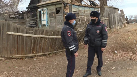 Полицейские рассказали, как спасли двух человек при пожаре под Астраханью