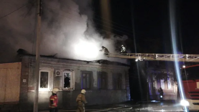 В Астрахани во время крупного пожара спасли 4 человека