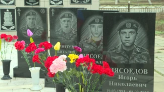 Под Астраханью на памятных плитах увековечили имена погибших участников СВО